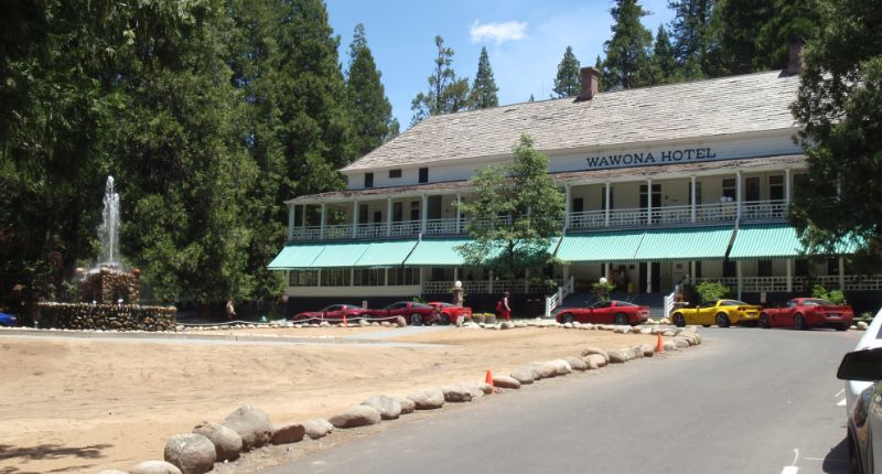 Alojamiento en Yosemite - Big Trees Lodge, antes llamado Wawona Hotel. Está situado cerca de la entrada sur al Parque Nacional en la carretera CA-41. Precioso edificio de estilo Victoriano.